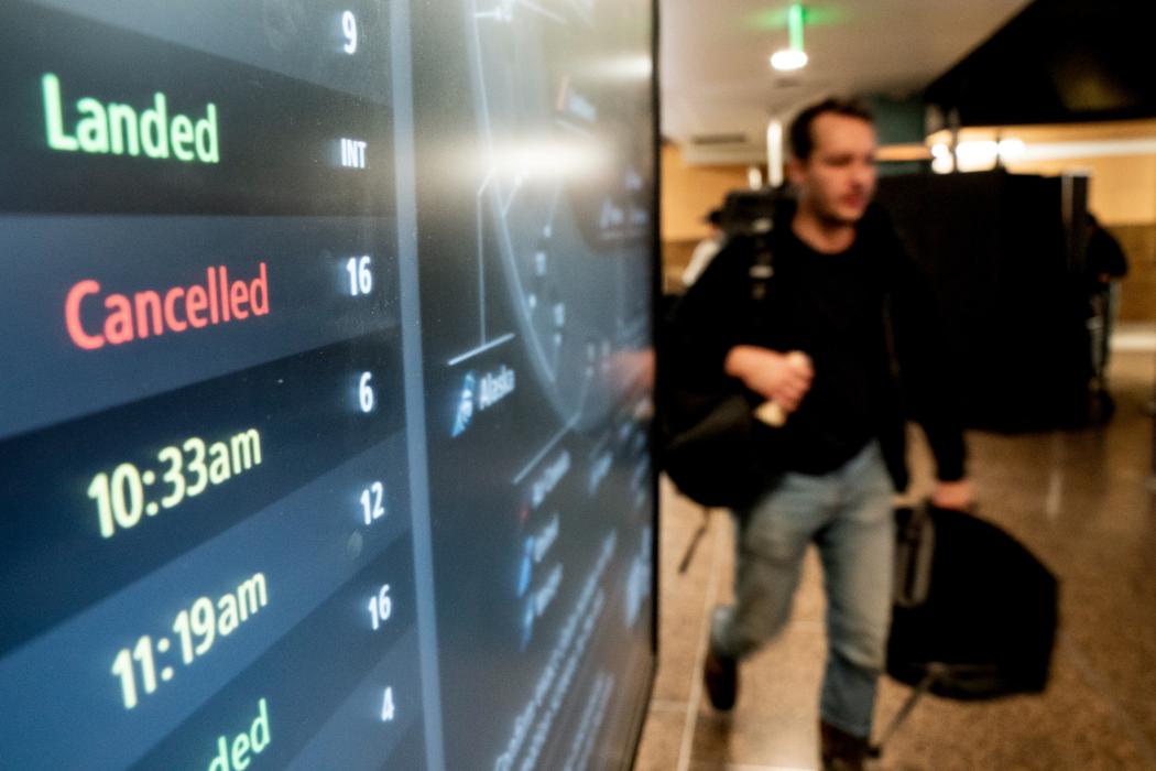 Các hãng hàng không trên khắp nước Mỹ đã bắt đầu hủy hàng ngàn chuyến bay khi đợt đóng cửa chính phủ dài nhất trong lịch sử vẫn chưa có hồi kết. Hình ảnh: David Ryder/Bloomberg 