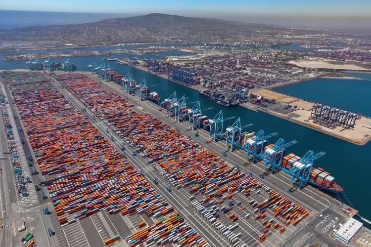 Các container tại cảng Los Angeles. Hình ảnh: Tim Rue