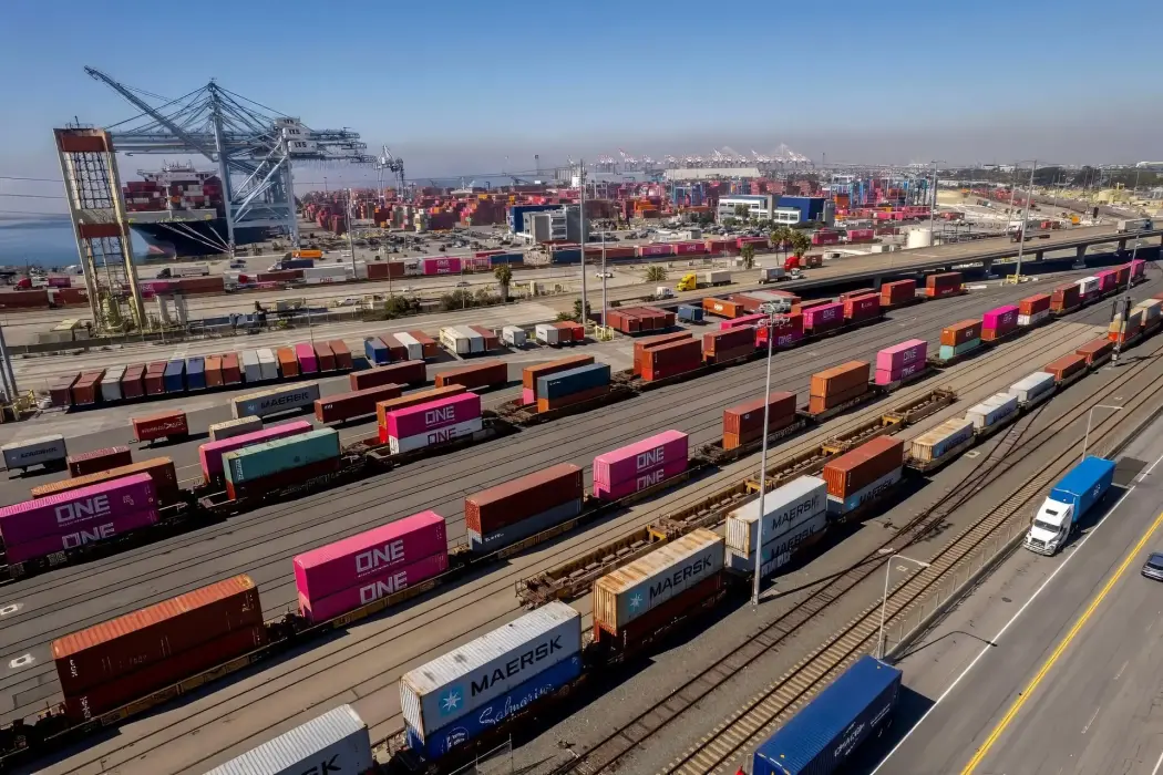 Các container vận chuyển tại Cảng Long Beach ở Long Beach, California. Hình ảnh: Kyle Grillot/Bloomberg 