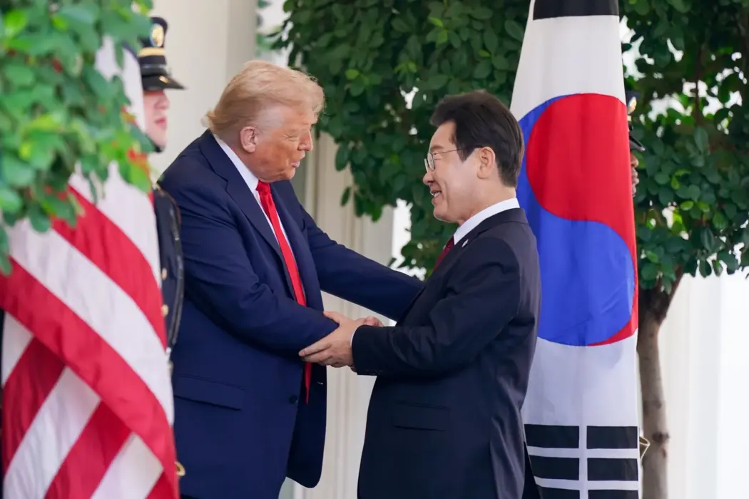 Tổng thống Mỹ Donald Trump chào Tổng thống Hàn Quốc Lee Jae Myung bên ngoài khu West Wing của Nhà Trắng tại Washington, ngày 25.8. Hình ảnh: Al Drago/Bloomberg.