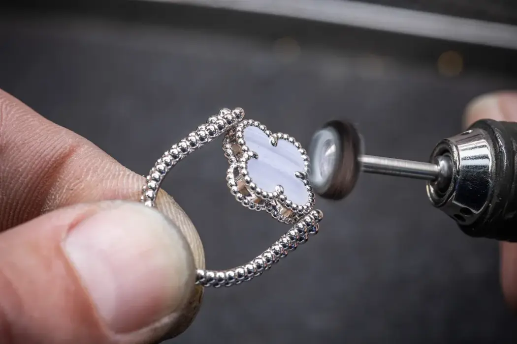 Chế tác chiếc nhẫn Alhambra bằng vàng trắng và xà cừ màu xám của Van Cleef & Arpels. Hình ảnh: Clara Gaudillere 