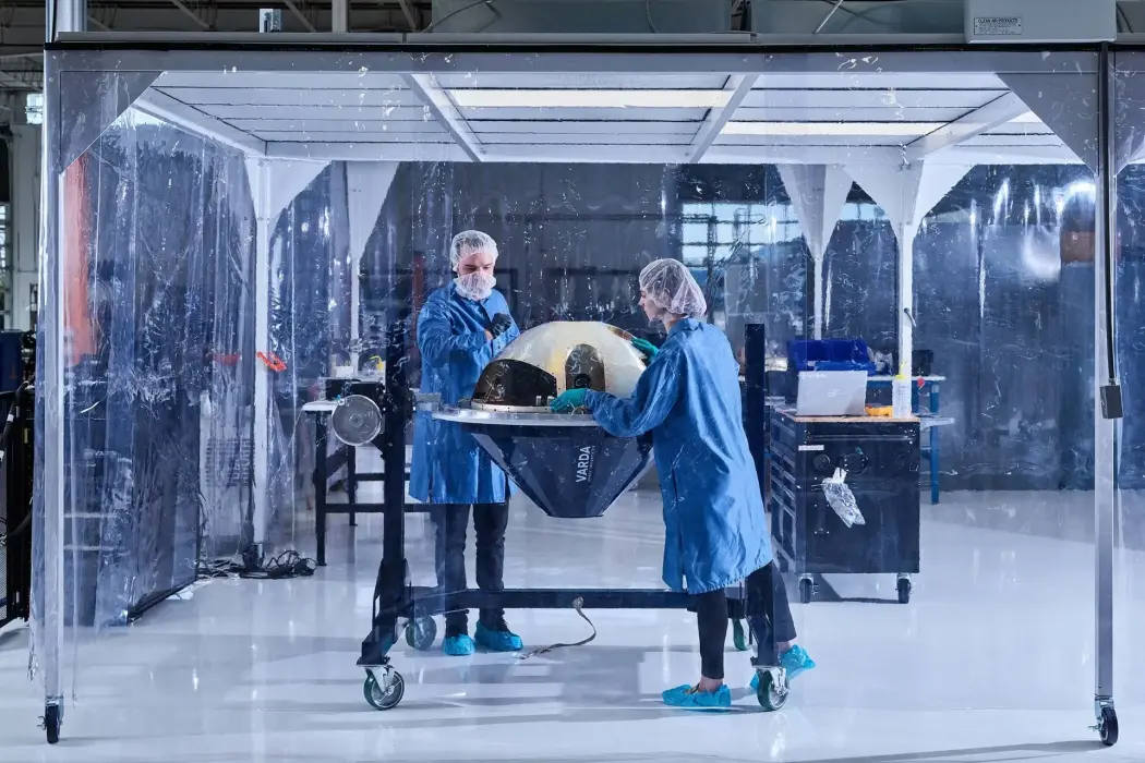 Các kỹ sư ở trụ sở chính của Varda đặt tại El Segundo, California, Mỹ. Ảnh: Spencer Lowell chụp cho Bloomberg Businessweek 