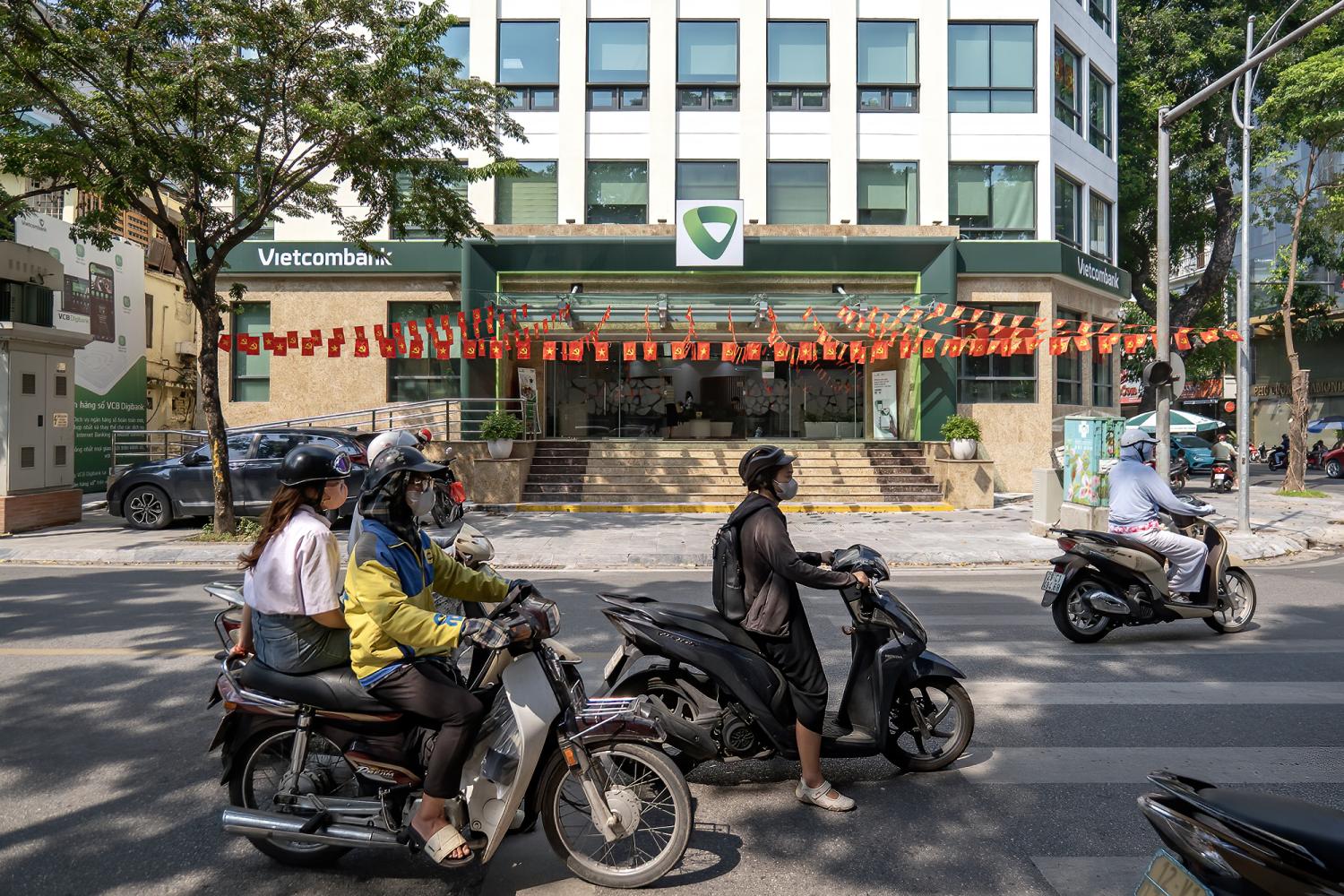 Lãi suất huy động phân hóa, ngân hàng lớn nhập cuộc với mục tiêu bình ổn?