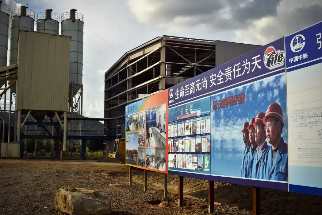 Những biển hiệu khắc họa công nhân Trung Quốc tại một nhà máy đường sắt của Tập đoàn Kỹ thuật Đường sắt Trung Quốc (CREC) tại Los Dos Caminos, Venezuela, năm 2012. Hình ảnh: Meridith Kohut/Bloomberg 