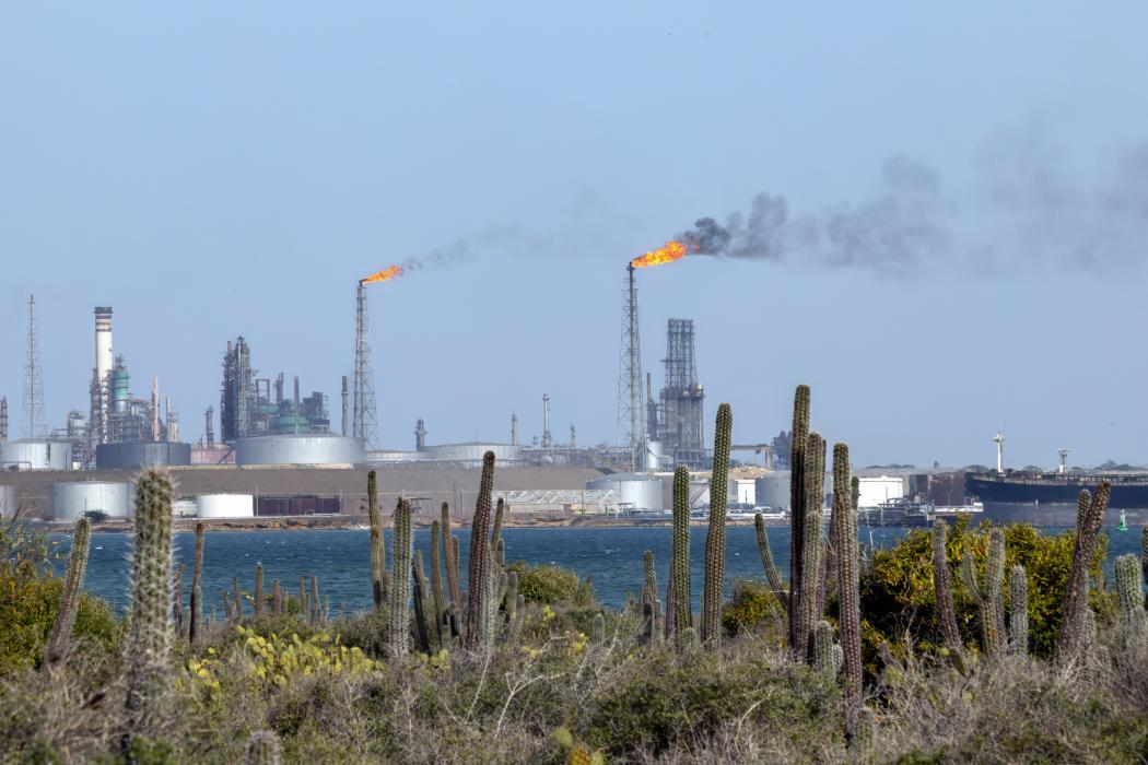 Nhà máy lọc dầu Amuay của Petróleos de Venezuela SA (PDVSA) tại bang Falcón, Venezuela. Hình ảnh: Betty Laura Zapata/Bloomberg 