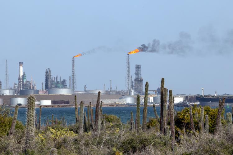 Nhà máy lọc dầu Amuay của Petróleos de Venezuela SA (PDVSA) tại bang Falcón, Venezuela. Hình ảnh: Betty Laura Zapata/Bloomberg