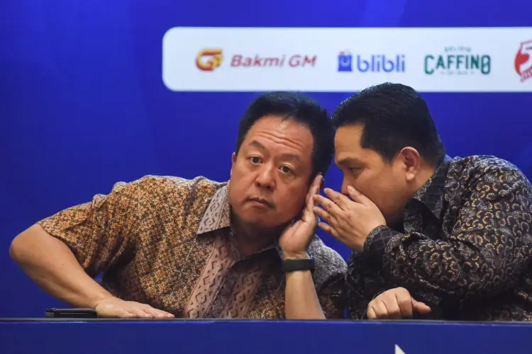 Victor Hartono (trái) có mặt tại sự kiện có ông Erick Thohir, bộ trưởng Thể thao và Thanh niên của Indonesia năm 2025 Ảnh:  Indrianto Eko Suwarso/Antara Foto