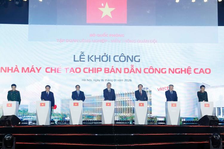 Tổng Bí thư Tô Lâm, Thủ tướng Phạm Minh Chính và các đại biểu phát lệnh khởi công Nhà máy chế tạo Chip bán dẫn công nghệ cao. Hình ảnh: Thống Nhất - TTXVN