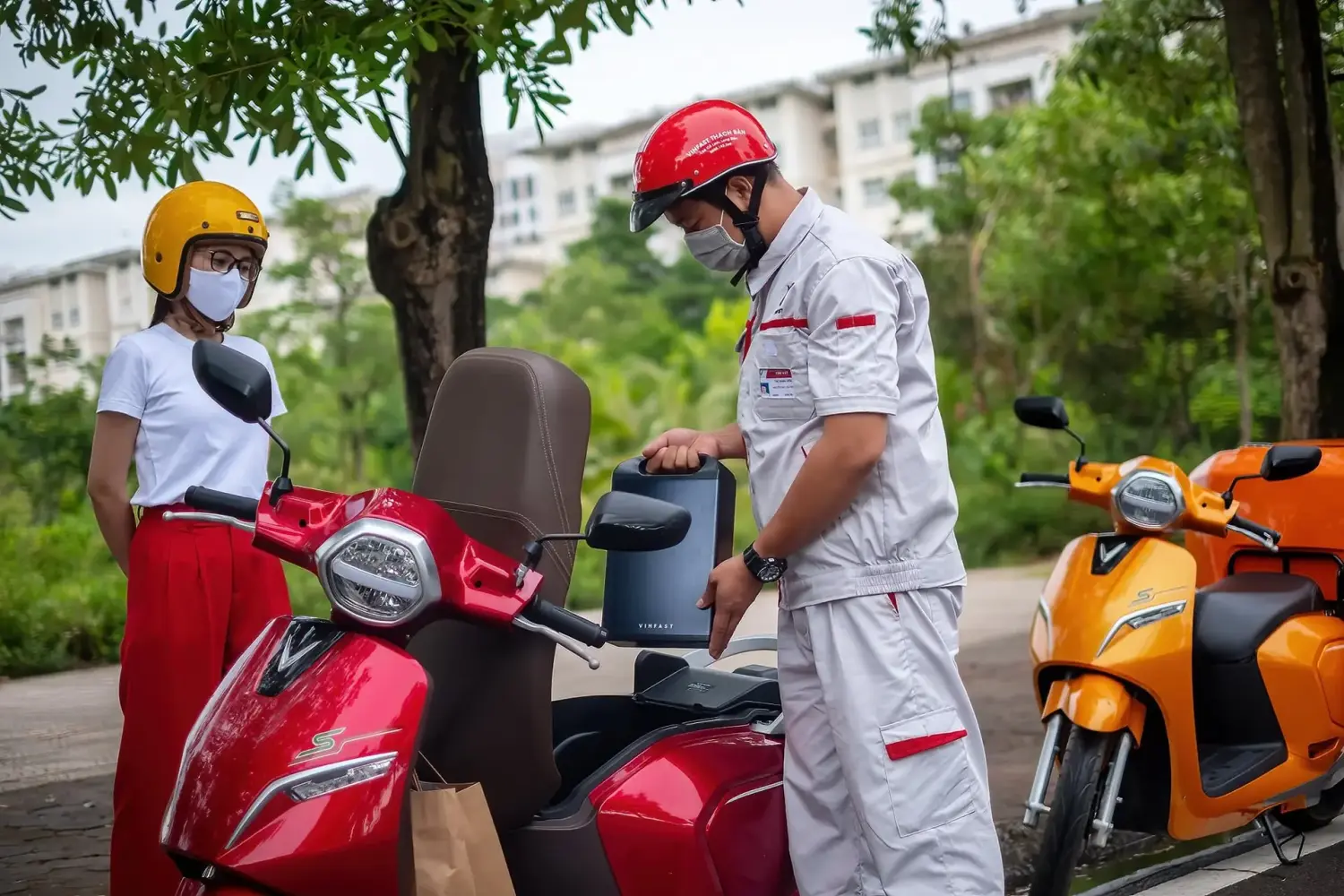 V-Green hợp tác PVOIL triển khai 3.000 tủ đổi pin xe máy điện