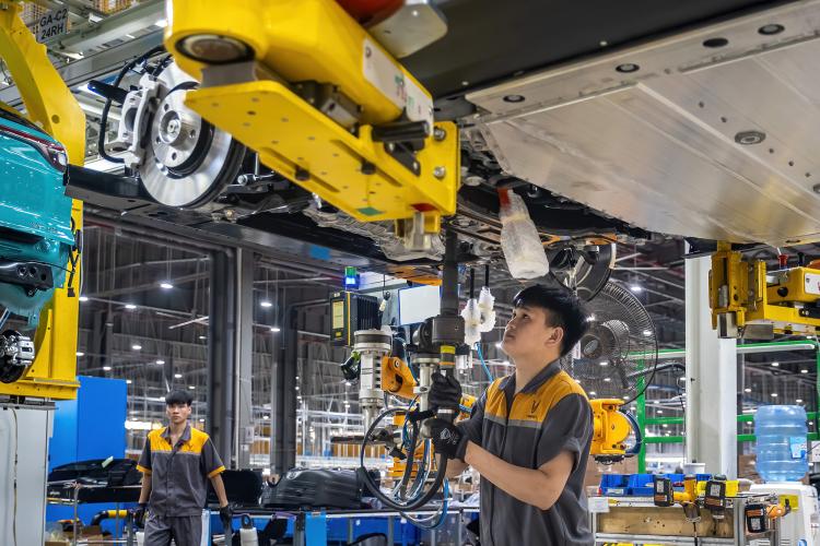 Trong xưởng sản xuất Vinfast Vietnam. Ảnh: Linh Phạm/Bloomberg