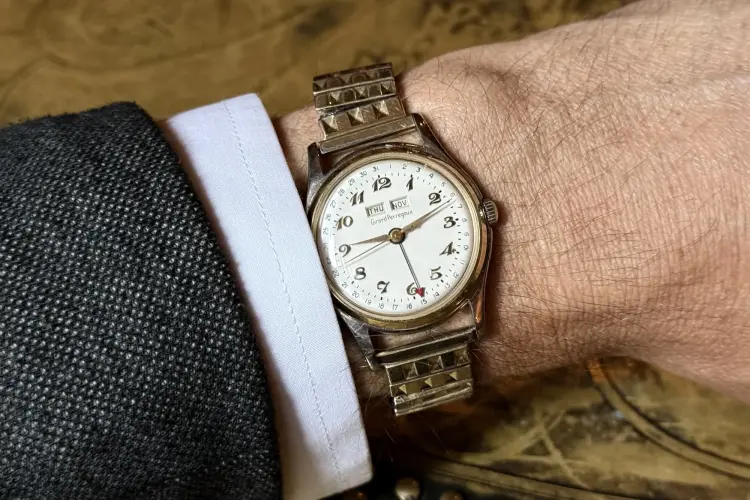 Chiếc đồng hồ lịch ba chức năng Girard-Perregaux. Hình ảnh: Chris Rovzar/Bloomberg