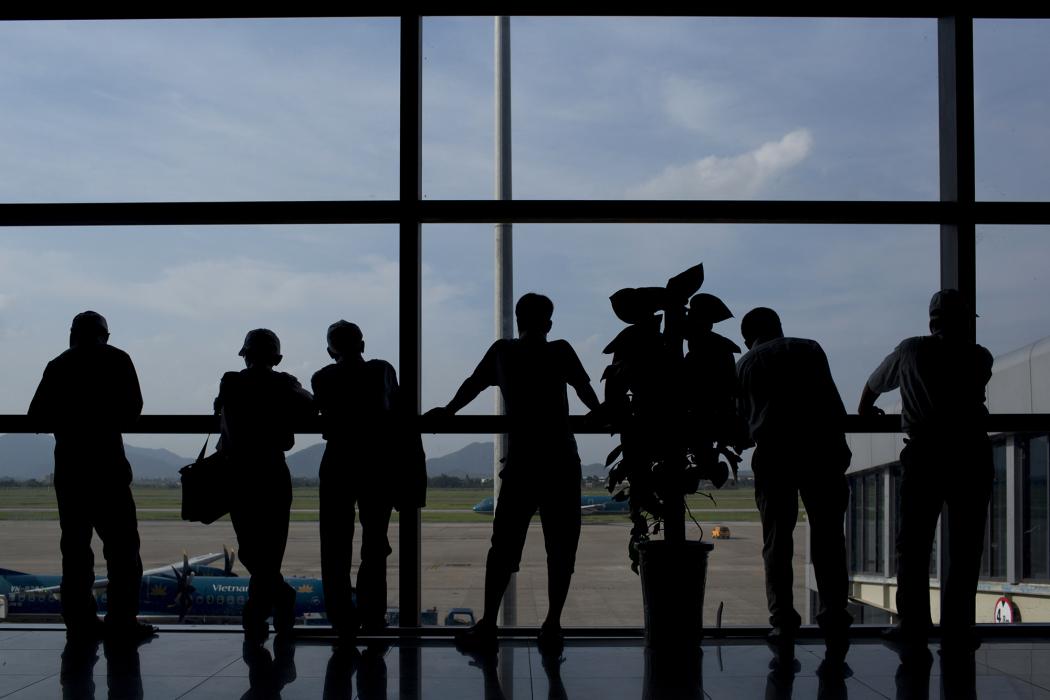 Hành khách tại sảnh chờ của Vietnam Airlines tại sân bay Nội Bài, Hà Nội. Hình ảnh: Brent Lewin/Bloomberg 