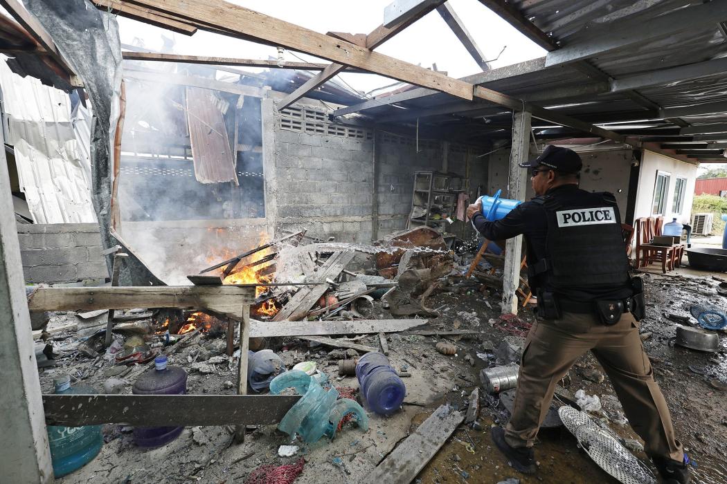 Ngôi nhà tại tỉnh Oddar Meanchey, Campuchia bị phá hủy do trúng đạn pháo trong cuộc xung đột biên giới với Thái Lan, ngày 20/12/2025. Hình ảnh: THX/TTXVN 