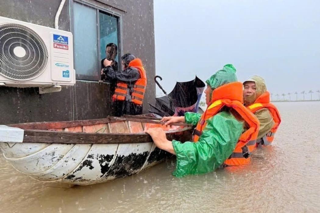 Lũ lụt và mưa lớn làm ít nhất 15 người thiệt mạng và mất tích; quốc lộ 1A bị ách tắc
