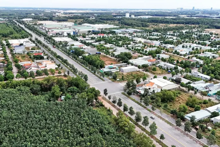 Đoạn 12 km đường Vành đai 4 Thành phố Hồ Chí Minh đi qua thành phố Bến Cát. Hình ảnh: Hồng Đạt - TTXVN