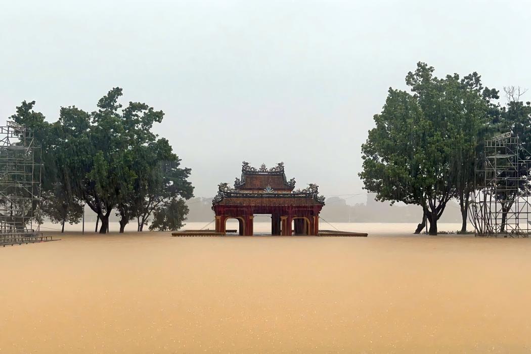 Nước sông Hương dâng cao, Nghinh Lương Đình (phường Phú Xuân) chìm trong nước lũ. Hình ảnh: Văn Dũng-TTXVN 