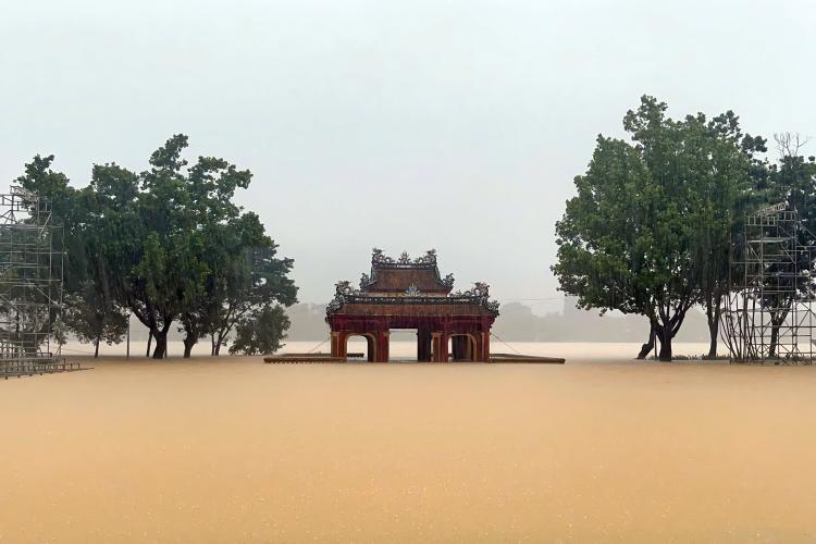 Nước sông Hương dâng cao, Nghinh Lương Đình (phường Phú Xuân) chìm trong nước lũ. Hình ảnh: Văn Dũng-TTXVN