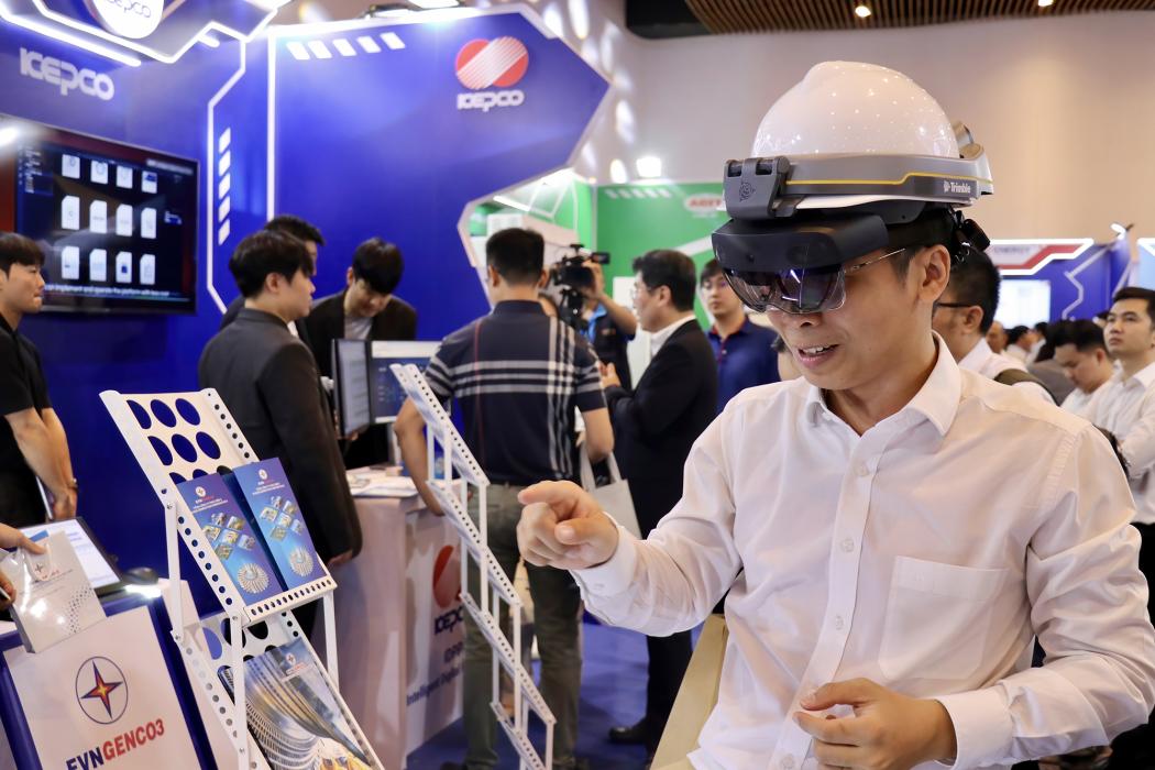 Tổng Công ty phát điện 3 (GENCO3) giới thiệu ứng dụng công nghệ thông tin trong ngành điện. Hình ảnh: Thanh Vũ-TTXVN 