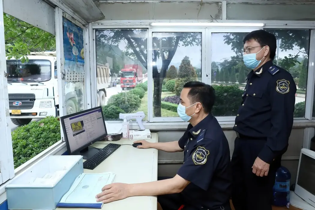 Kiểm tra hải quan phương tiện xuất nhập khẩu ra vào khu vực cửa khẩu quốc tế Hữu Nghị trên nền tảng cửa khẩu số. Hình ảnh: Anh Tuấn – TTXVN 