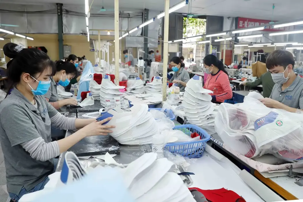 Sản xuất giày xuất khẩu tại Công ty giầy Phúc Yên (Vĩnh Phúc). Hình ảnh: Hoàng Hùng - TTXVN