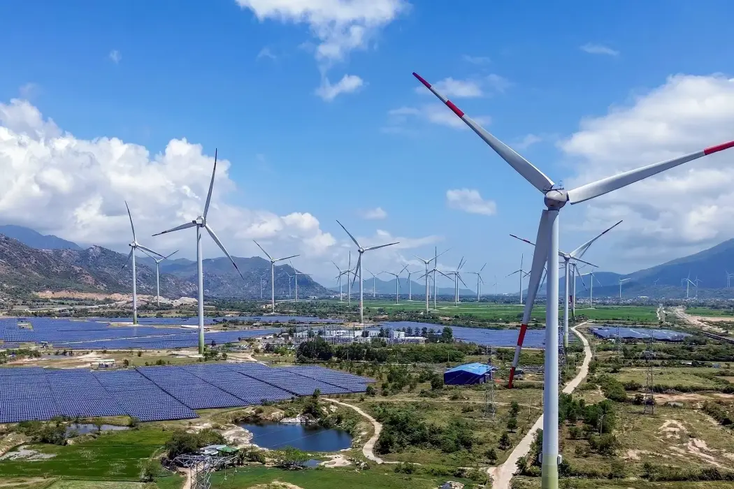 Dự án điện gió, điện năng lượng mặt trời tại xã Bắc Phong, huyện Thuận Bắc, tỉnh Ninh Thuận. Hình ảnh: Trần Việt - TTXVN 