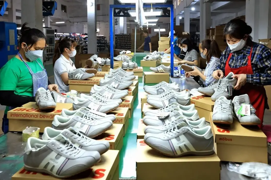 Sản xuất giày xuất khẩu tại Công ty CP Giày Vĩnh Phú, khu công nghiệp Cẩm Khê, huyện Cẩm Khê. Ảnh: Tuấn Anh - TTXVN 