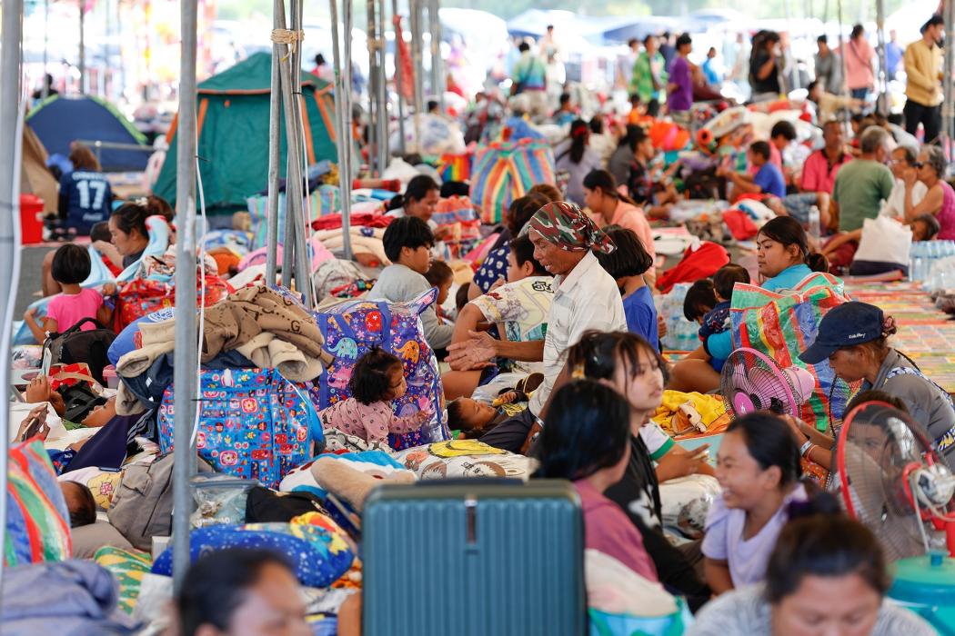 Người dân Thái Lan tại trung tâm sơ tán ở tỉnh Buriram khi giao tranh tái diễn tại khu vực biên giới với Campuchia, ngày 8/12/2025. Ảnh: THX/TTXVN 