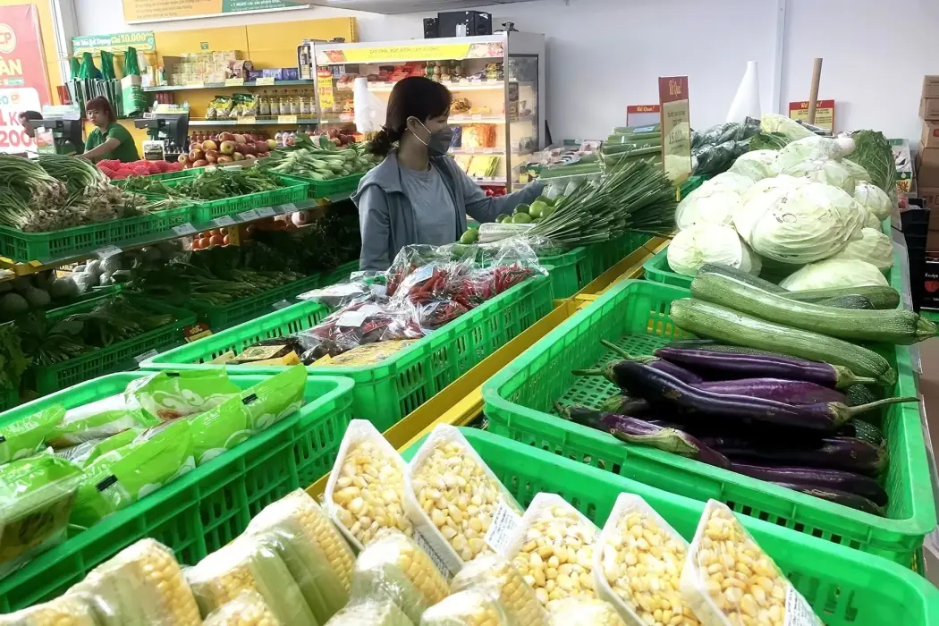 Khách mua hàng tại siêu thị Bách Hóa Xanh, quận Phú Nhuận. Hình ảnh: Hồng Đạt - TTXVN 