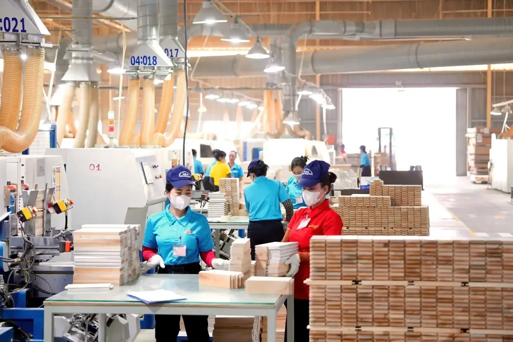 Việt Nam cần đầu tư vào đâu để thoát khỏi “vùng trũng gia công”?