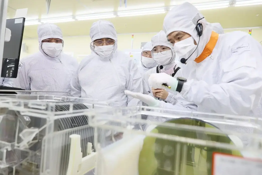 Thủ tướng Phạm Minh Chính thăm dây chuyền sản xuất chíp bán dẫn của Công ty TNHH Hana Micro Vina. Hình ảnh: Dương Giang-TTXVN 
