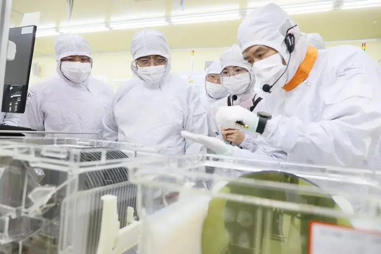Thủ tướng Phạm Minh Chính thăm dây chuyền sản xuất chíp bán dẫn của Công ty TNHH Hana Micro Vina. Hình ảnh: Dương Giang-TTXVN