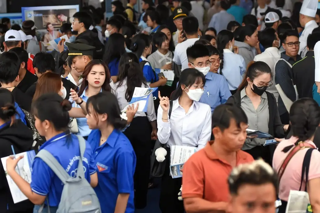 Ứng viên đăng ký tuyển dụng vào làm việc tại sân bay Long Thành. Hình ảnh: Công Phong - TTXVN 