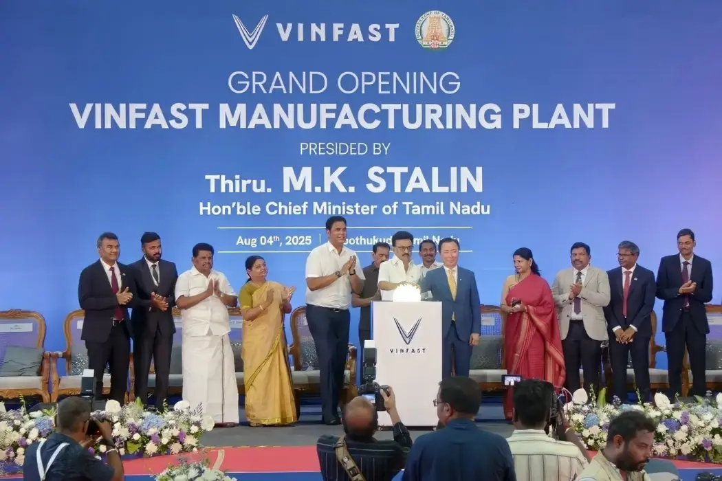 Thủ hiến bang Tamil Nadu, M.K. Stalin và Tổng Giám đốc VinFast châu Á, Phạm Sanh Châu cùng cắt băng khánh thành nhà máy VinFast ở Ấn Độ. Hình ảnh: Quang Trung - TTXVN 
