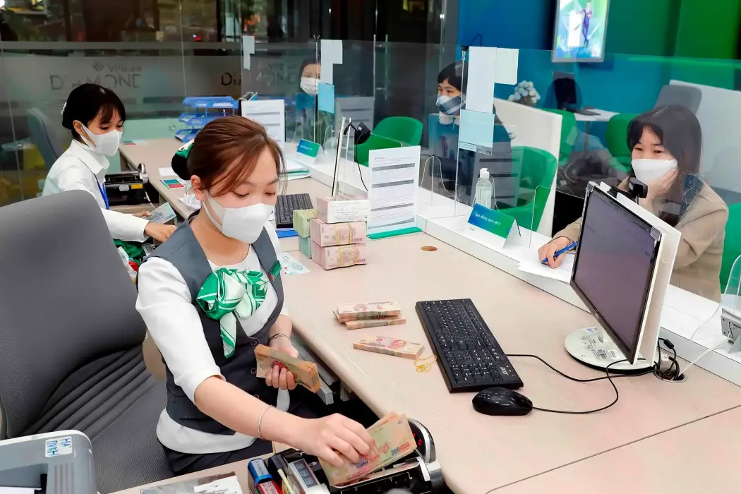 Khách hàng giao dịch tại VPBank chi nhánh Trần Hưng Đạo, Hà Nội. Hình ảnh: Trần Việt - TTXVN 