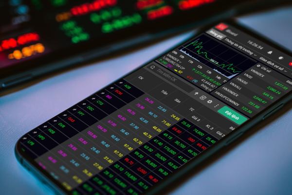 Giá dầu tăng trở lại, VN-Index có nhịp hồi kỹ thuật