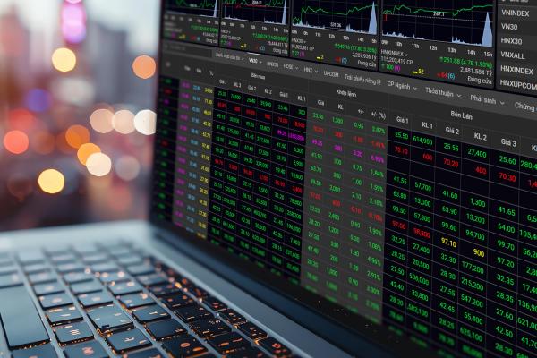 Tâm lý thận trọng chiếm ưu thế, VN-Index giao dịch trên ngưỡng 1.820 điểm