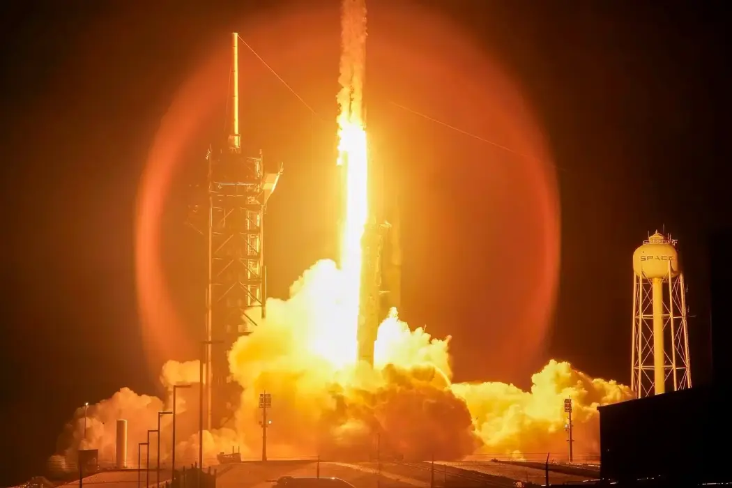 Tên lửa Falcon 9 của SpaceX trong sứ mệnh Polaris Dawn phóng đi từ Tổ hợp 39A tại Trung tâm Vũ trụ Kennedy của NASA. Hình ảnh: Joe Raedle/Getty Images 