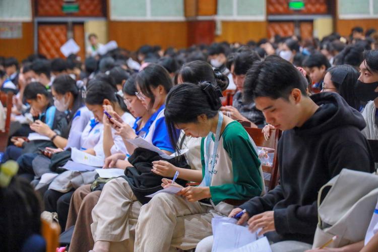 Sinh viên Đại học Cần Thơ điền phiếu thông tin cho nhà tuyển dụng. Hình ảnh: Thanh Liêm/TTXVN