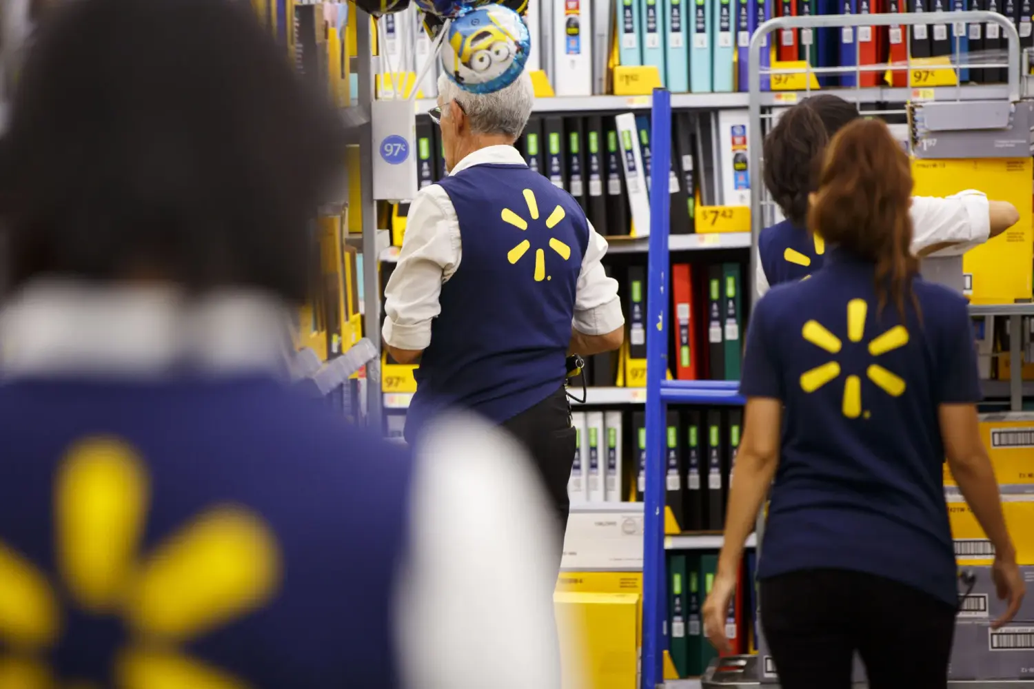 Chatbot mua sắm của Amazon và Walmart bị chỉ trích vì loại bỏ thông tin “Made in USA"