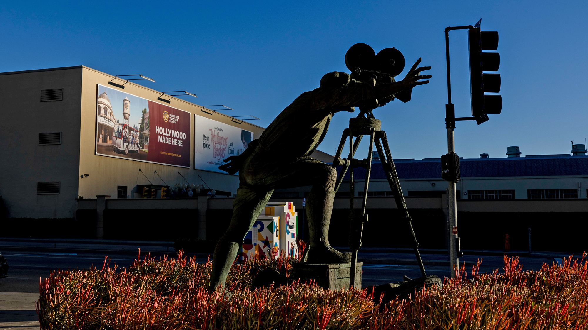 Vì sao Netflix cần thỏa thuận với Warner Bros lúc này?