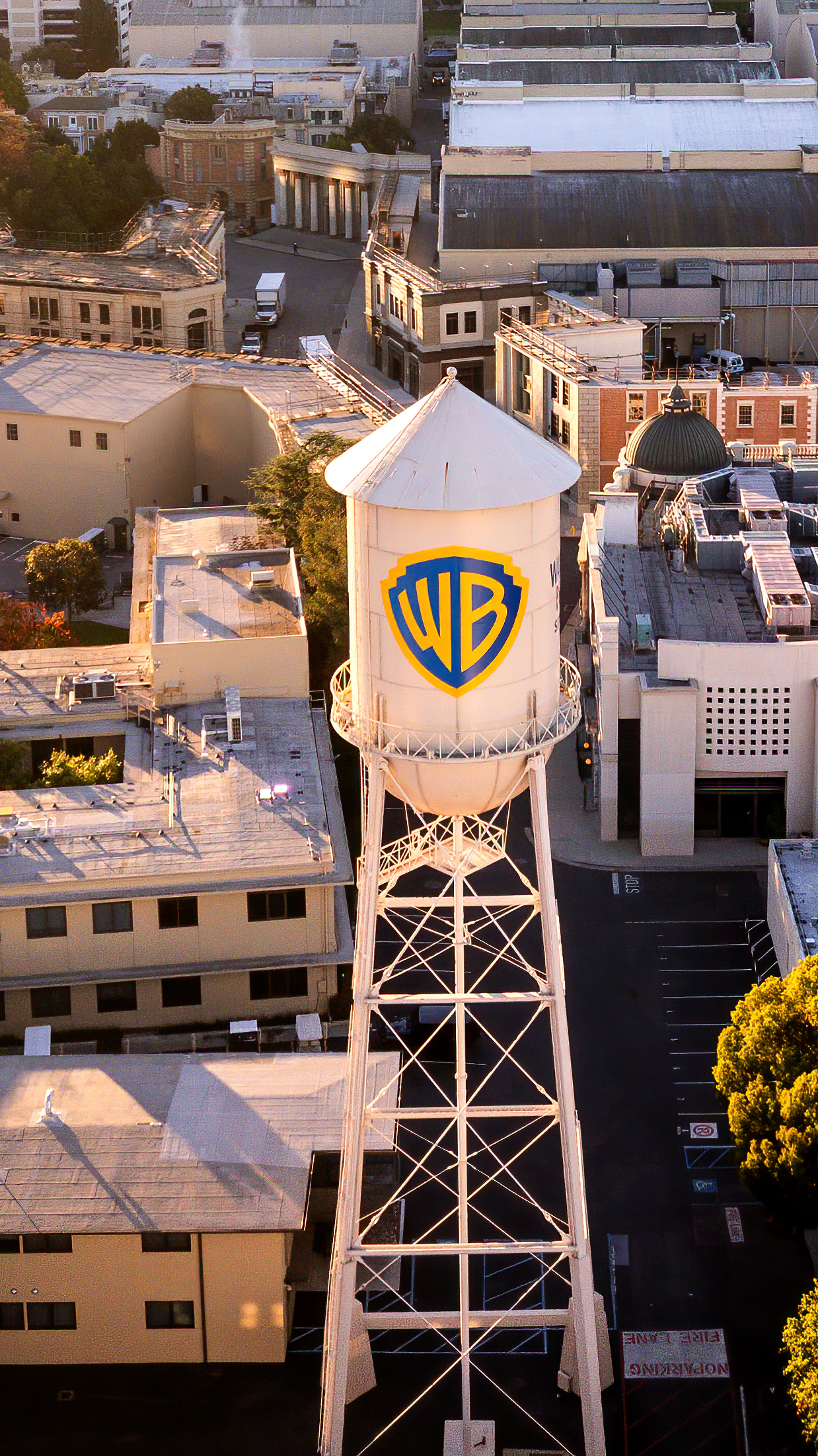 Vì sao Netflix cần thỏa thuận với Warner Bros lúc này?