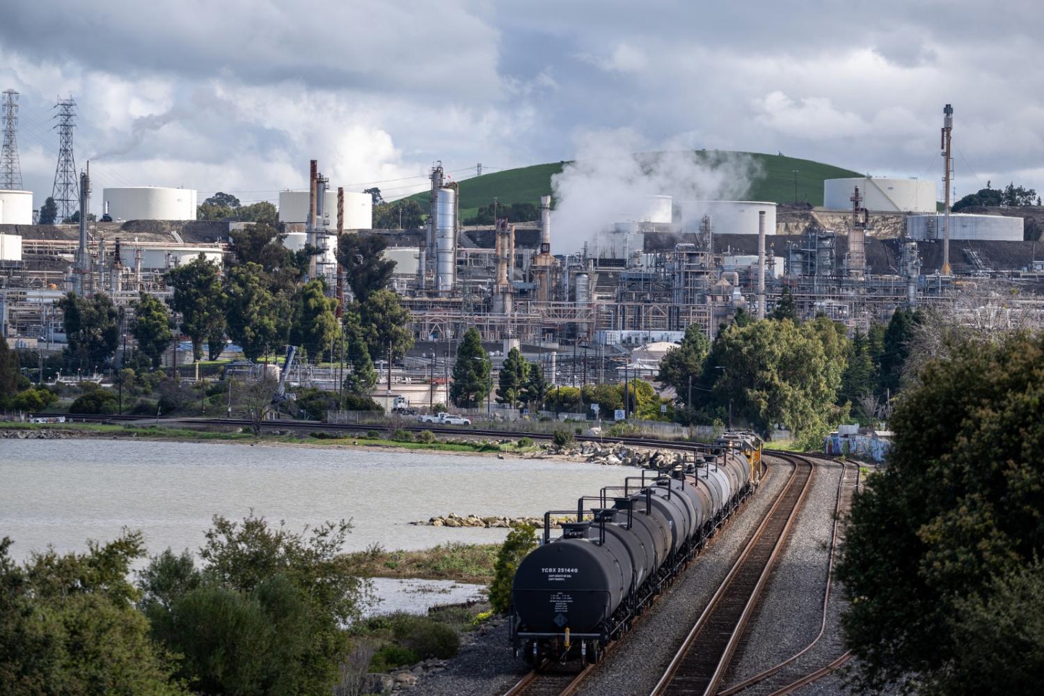Cam kết bảo vệ tàu dầu qua eo Hormuz: Lời trấn an thị trường từ ông Trump