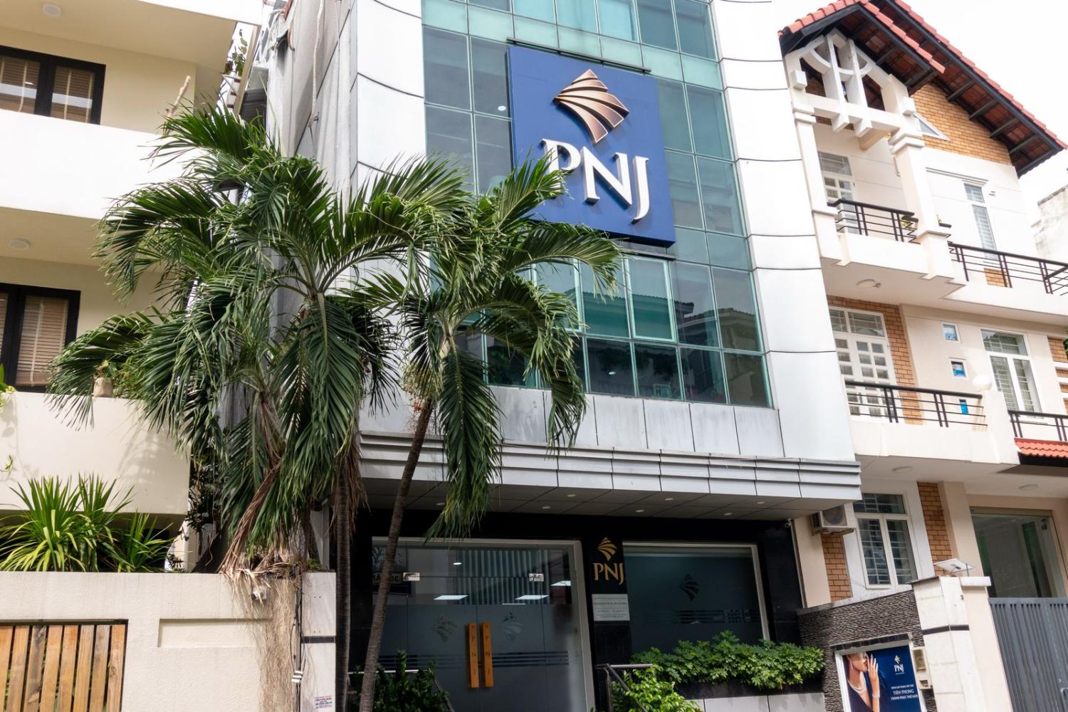 Thị giá PNJ giảm 7% sau thông tin lãnh đạo công ty con bị bắt do liên quan buôn lậu kim cương