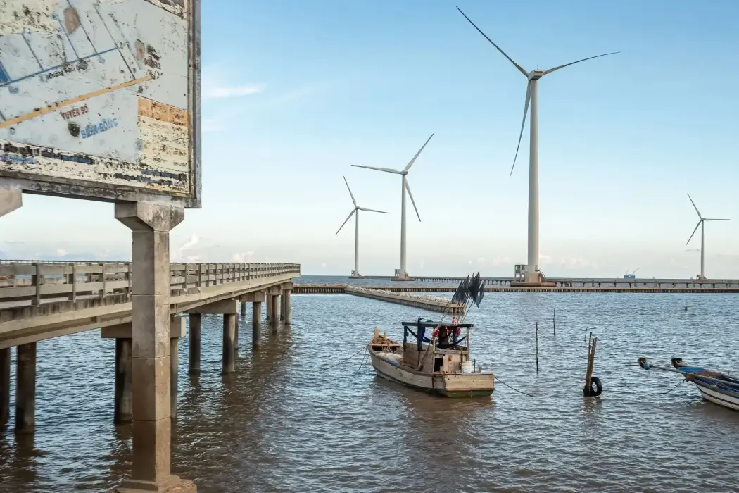 Một trang trại điện gió ngoài khơi tại xã Vĩnh Trạch Đông, tỉnh Bạc Liêu, Việt Nam. Hình ảnh: Linh Pham/Bloomberg 