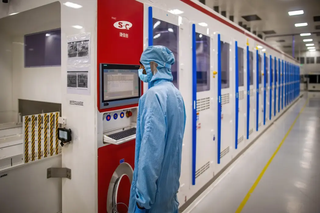 Nhân viên làm việc tại nhà máy sản xuất pin và mô-đun năng lượng mặt trời của Tập đoàn Adani ở Mundra, Gujarat, Ấn Độ. Hình ảnh: Prashanth Vishwanathan/Bloomberg 